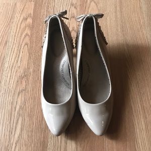 Tan pumps size 9 mid heels. Comfort zone